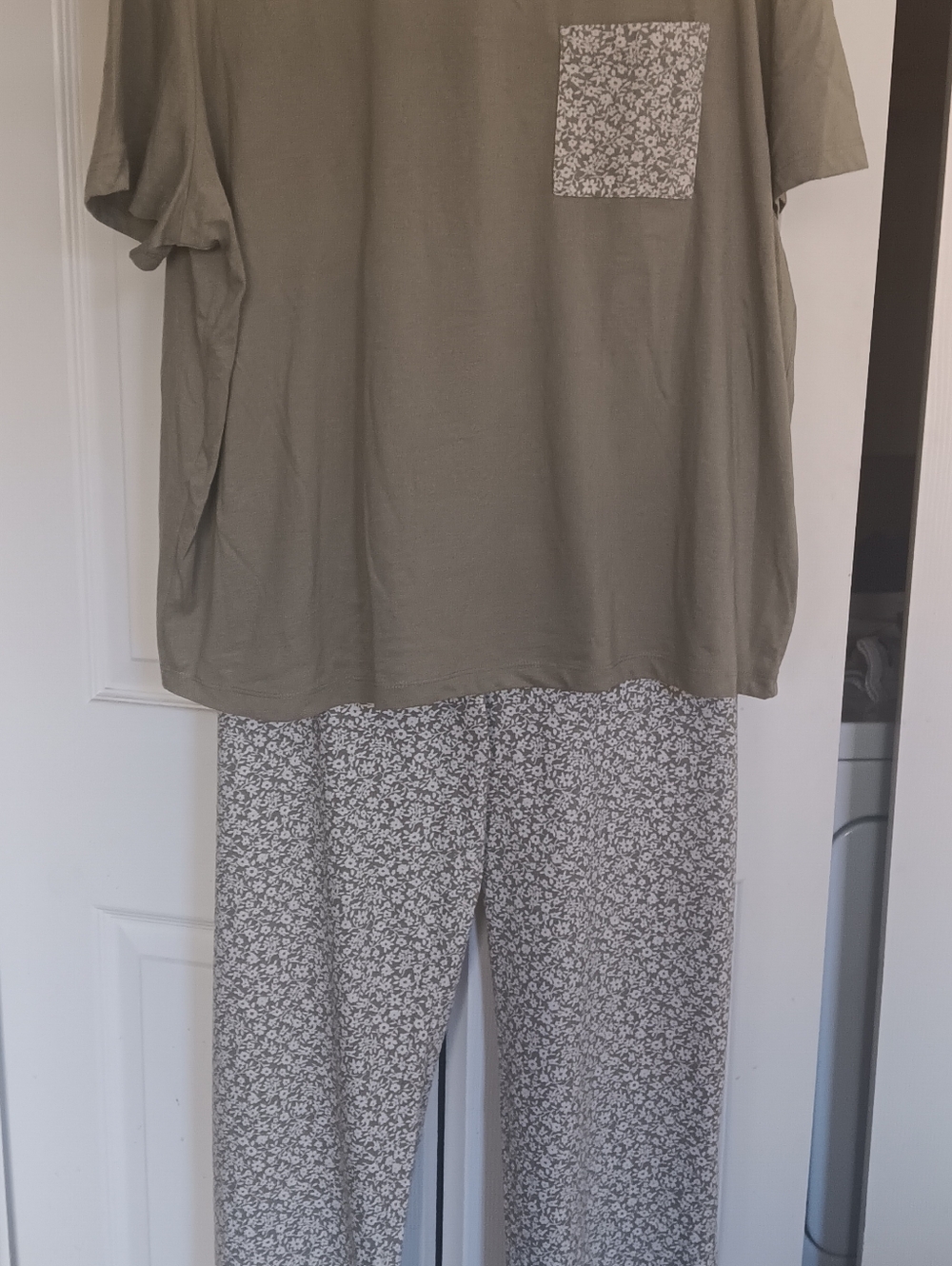 TU PJ Olive Green Top Floral Pocket and Matching Floral Pants Sz US 16/18